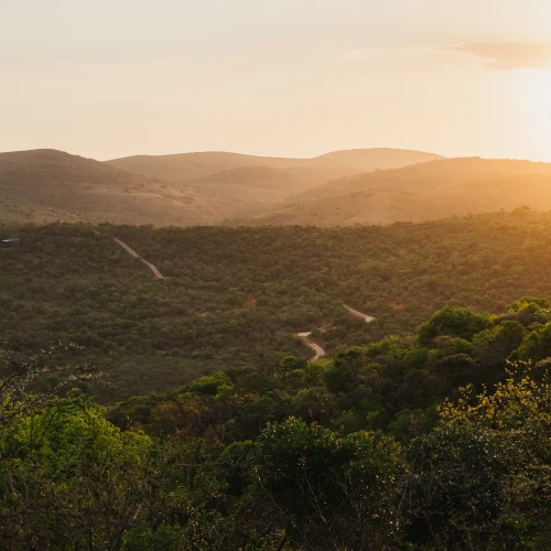 Auf einer Individualreise in Afrika beim Sonnenuntergang